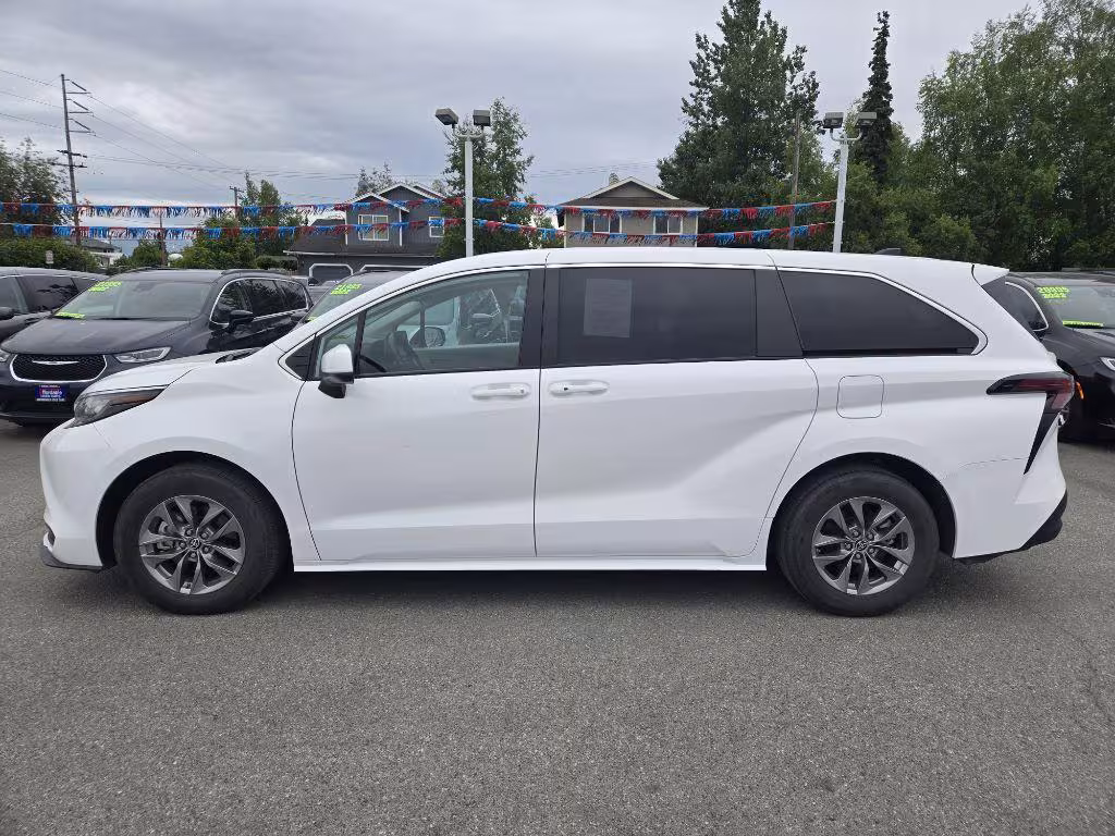 2023 Toyota Sienna - 5TDKRKEC0PS157189 - Image #2